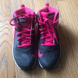 Girls Nike basketball shoes-2.5 Y